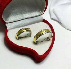 dalam adat Islam, cincin pernikahan dijadikan sebagai mahar kepada pengantin wanita