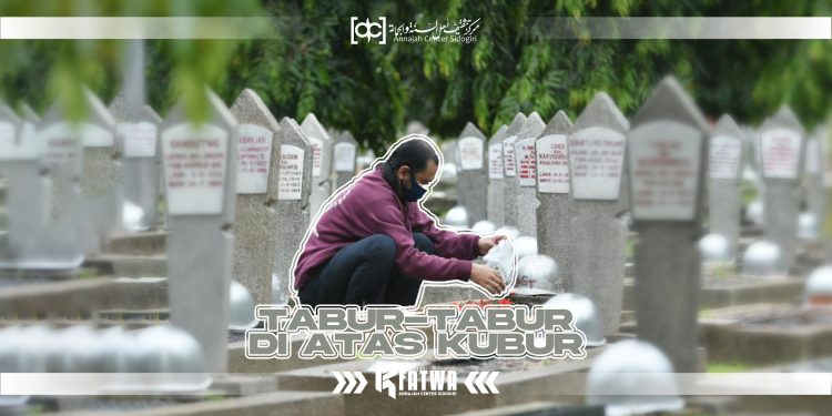 Hikmah di Balik Menabur Bunga di Atas Kuburan